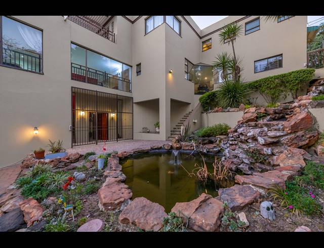6 BEDROOM FREEHOLD FOR SALE IN ROBIN HILLS